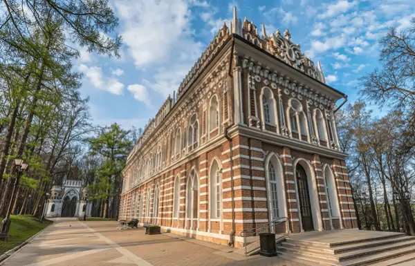 Одно из зданий в музее Царицыно