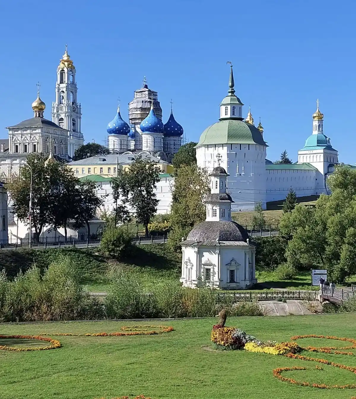 Обзорная экскурсия по Лавре для группы школьников