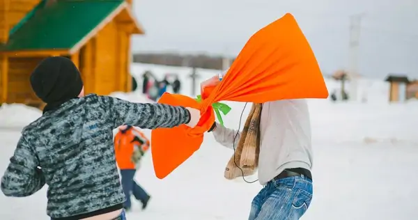 Дети перетягивают оранжевый канат на Масленице в Этномире