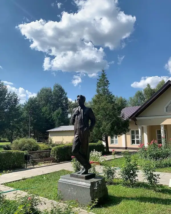 главный дом и памятник чехову в мелихово
