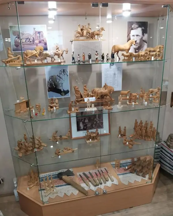 витрина с деревянными игрушками в музее игрушки в Богородском