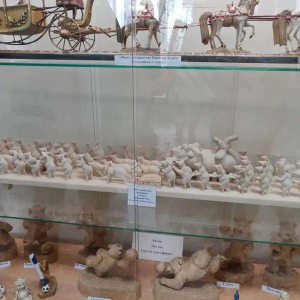 витрина с деревянными игрушками в музее Богородской игрушки
