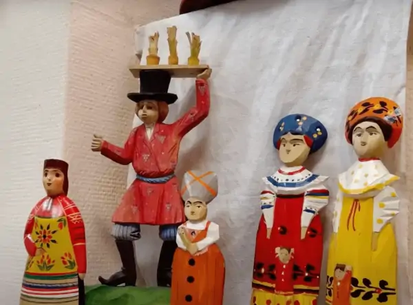 коллекция деревянных игрушек в музее Забавушка