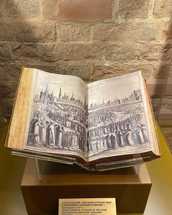старинная книга в Храме Василия блаженного на Красной площади