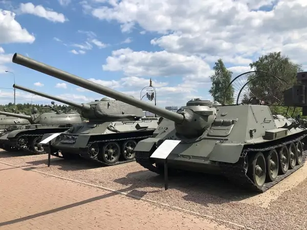 выставка военной техники под открытым небом