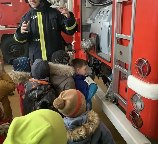 Дети слушают экскурсовода в Московском учебном центре федеральной противопожарной службы