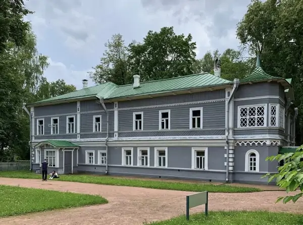 Территория музея-заповедника П.И. Чайковского в Москве