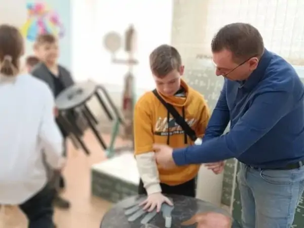 Ребенок на интерактивной экскурсии в Музее Физическая кунсткамера