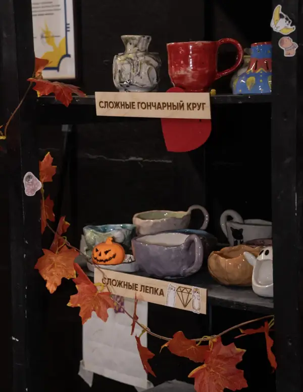 Готовые керамические изделия участников экскурсии