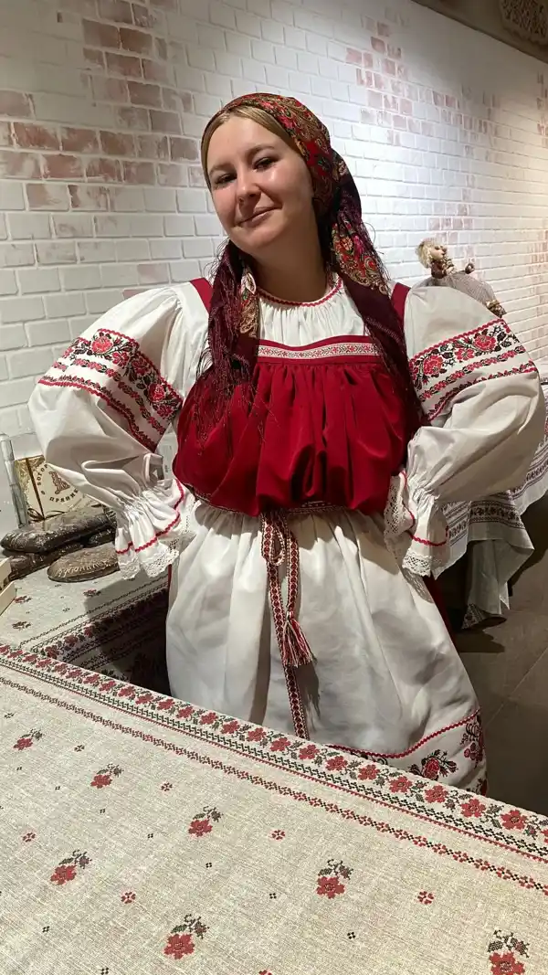 экскурсовод в тематическом костюме