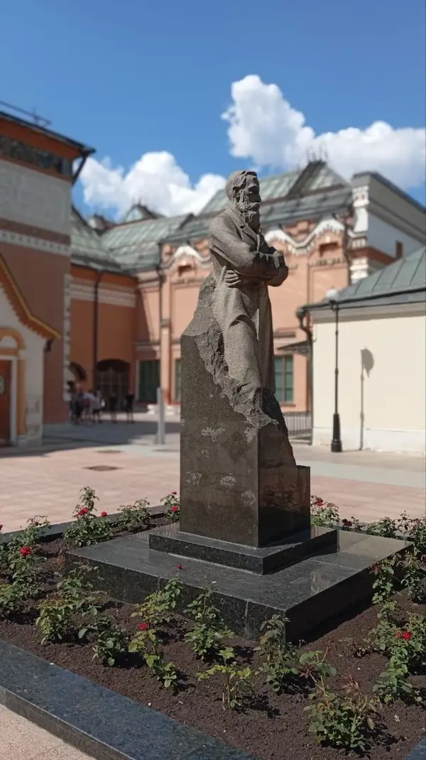 Памятник Павлу Третьякову на фоне исторического здания Третьяковской галереи