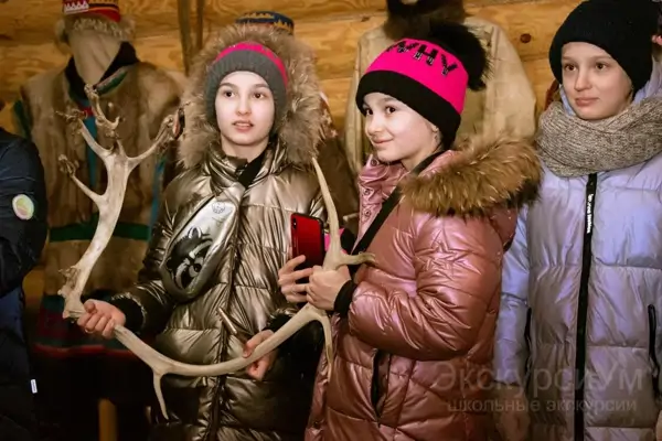 дети на экскурсии на оленьей ферме Северный олень