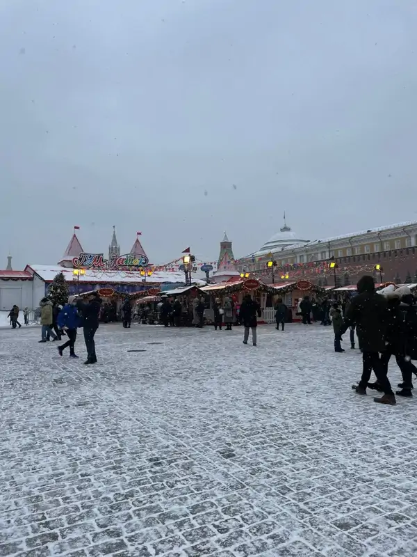 Люди гуляют по Красной площади на новогодних праздниках